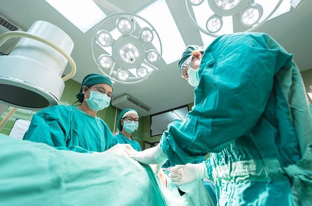Τα βήματα πριν και μετά τη χειρουργική επέμβαση εξηγεί ο Σταύρος Τσιριγωτάκης, διευθυντής του τμήματος Χειρουργικής Θυρεοειδούς του Ιασώ